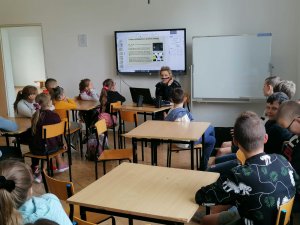 Na zdjęciu policjantka podczas spotkania z uczniami w szkole w Żegotach