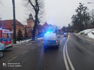 widok z miejsca zdarzenia patrząc od strony ul. Mławskiej w Lidzbark Warmińskim,  widoczny radiowóz na sygnale