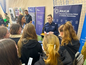 sierż. szt. Beata Szydłowska udzielająca informacji o doborze do służby w Policji