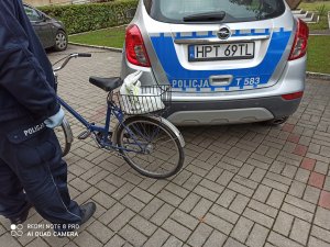 Policjant z odnalezionym rowerem