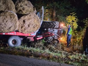 miejsce zdarzenia drogowego, policjant w czasie oględzin