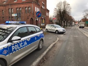 zdjęcie z miejsca zdarzenia drogowego w Ornecie na ul. 1 Maja. Widoczny pojazd VW touran oraz radiowóz policyjny