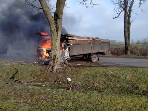 widok z miejsca zdarzenia drogowego. Widoczny Volkswagen LT w płomieniach