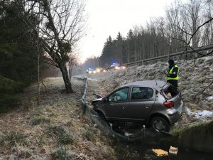 Policjant podczas pracy w miejscu zdarzenia drogowego na drodze W513