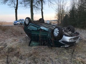 Widok wywróconego pojazdu citroen na drodze w okolicach m. Medyny