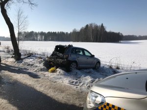 Widok z miejsca zdarzenia i ustawienie pojazdu audi po kolizji