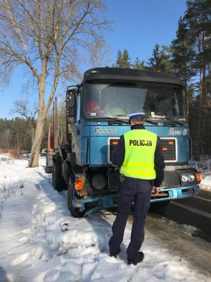Policjant podczas oględzin pojazdu man