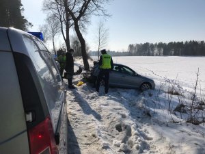 policjanat podczas oględzin pojazdu audi