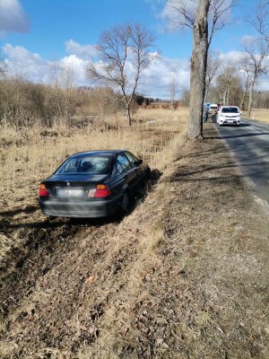 Widoczny pojazd marki BMW w miejscu zdarzenia