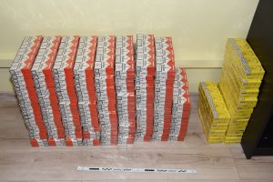 Zabezpieczone papierosy bez polskich znaków akcyzy podczas kontroli drogowej w m. Miłogórze
