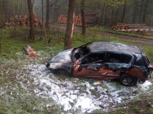 Spalony pojazd Nissan Almera w miejscu zdarzenia na DK 51