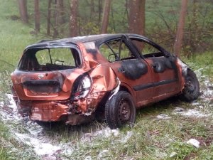 Spalony pojazd Nisan Almera w miejscu zdarzenia na DK 51