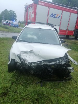Widoczny uszkodzony pojazd marki Ford Focus w m. Runowo na DW 513