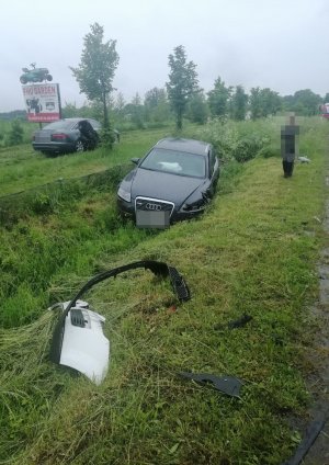 Widoczne usytuowanie pokolizyjne pojazdu marki Audi w m. Runowo na DW 513