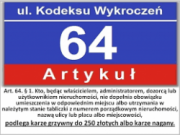 tabliczka z numerem domu i opisem wykroczenia z art. 64 kw