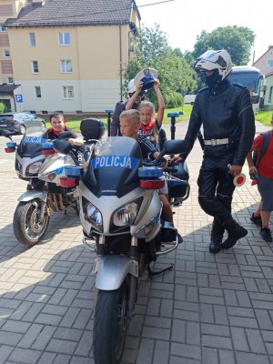 dzieci na motocyklach