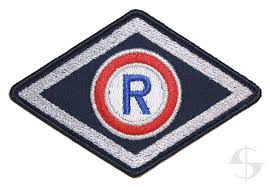 Zdjęcie przedstawia emblemat Wydziału Ruchu Drogowego Policji