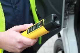 Zdjęcie przedstawia alkomat policyjny.