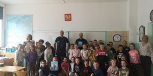 Dzielnicowi wraz z dziećmi Szkoły Podstawowej nr 4 w Lidzbarku Warmińskim