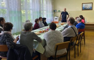 Policjant dzielnicowy podczas spotkania z seniorami