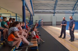 Policjanci dzielnicowi rozmawiający z dziećmi i młodzieżą