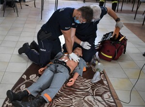 Policjanci KPP Lidzbark Warmiński podczas egzaminu z udzielania kwalifikowanej pierwszej pomocy
