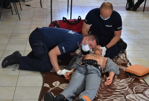 Policjanci KPP Lidzbark Warmiński podczas egzaminu z udzielania kwalifikowanej pierwszej pomocy