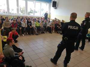 Policjanci dzielnicowi rozmawiający z dziećmi i młodzieżą