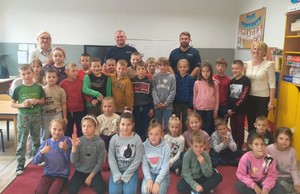 Dzielnicowi wraz z dziećmi w Niepublicznej Szkole Podstawowej w Krekolach