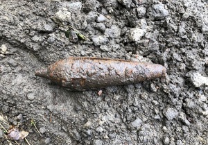 Pocisk artyleryjski z czasów II Wojny Światowej znaleziony na polu uprawnym w gminie Lubomino