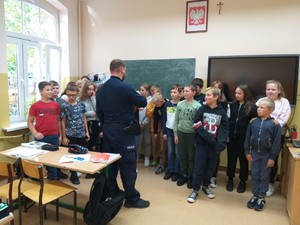 Policjanci dzielnicowi rozmawiający z dziećmi Szkoły Podstawowej w Runowie
