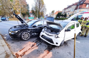 Miejsce kolizji drogowej pojazdów Toyota oraz DS