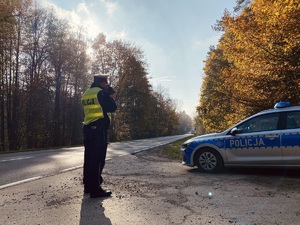 Policjant wykonujący pomiar prędkości