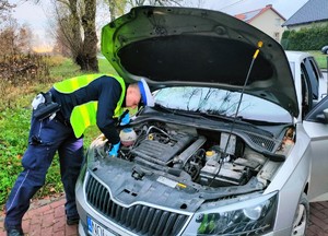 Policjant KPP Lidzbark Warmiński pomagający w wymianie żarówki