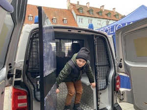 Dziecko w policyjnym samochodzie