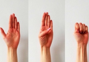 Symbol pokazywany dłonią „POMÓŻ MI”, który warto znać i zapamiętać