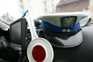 Policyjna czapka oraz tracza do kierowania ruchem drogowym