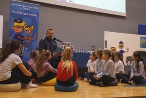 nadinsp. Tomasz Klimek czytający dzieciom książkę "Na ratunek Poli"