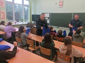 Policjanci podczas spotkania z uczniami SP w Rogóżu
