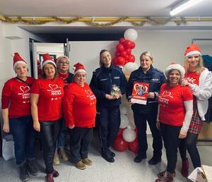 Policjantki wraz z wolontariuszkami Szlachetnej Paczki