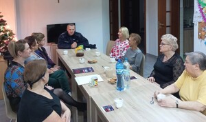 asp. szt. Dariusz Sosnowski podczas spotkania z seniorami