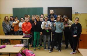 Policjant wraz z uczniami SP w Runowie