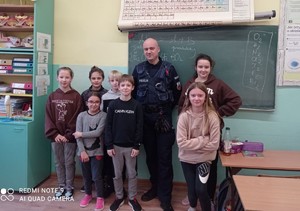Policjant wraz z uczniami SP w Kiwitach