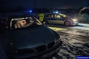 Radiowóz i zatrzymane do kontroli BMW