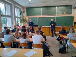 Policjanci prowadzący spotkanie z uczniami