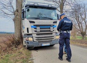 Policjant wykonujący czynności podczas kontroli drogowej