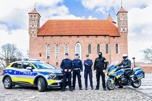 Zdjęcie policjantów i sprzętu służbowego na tle zamku autorstwa Łukasza Czerniewskiego