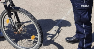 Policjant kontrolujący rowerzystę