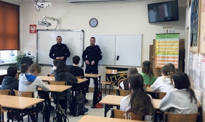 Policjanci podczas spotkania z uczniami