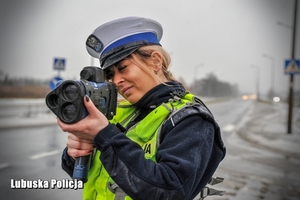 Policjantka wykonująca pomiar prędkości